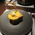 日本料理 TOBIUME - 先付　月と兎　升の中にはお米が。土台は月を見立てた薄皮のパンケーキ、その上の兎さんは中に肉餡が入っていて、周囲にはお米を揚げたもの