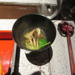 日本料理 TOBIUME - 茸たっぷりの汁椀も美味しかったです。