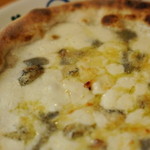 ラ・フレッチャ - シェフのイチオシ！ピザ・クアトロフォルマッジ（ゴルゴンゾーラなど4種類のチーズ）