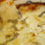 ラ・フレッチャ - シェフのイチオシ！ピザ・クアトロフォルマッジ（ゴルゴンゾーラなど4種類のチーズ）