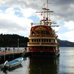 cafe KOMON 湖紋 - 階段を下のフロアへ降りれば海賊船乗場は目の前です。