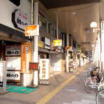 Masunosuke - JR青森駅前のアーケード。2階へといざなう、鱒の介の看板