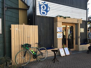 Glin coffee - 普通には駐輪できないはず。ベンチで後輪抱える様にしてパン食べてたのでご容赦を。