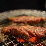 炭火焼肉 だいじゅん - ハラミ（焼いているところ）