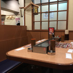 Akiyoshi - テーブル席の真ん中には、ホットプレートがあるのだ