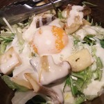 炭火串焼 初代バッジョ - 温卵とパルメの木こりサラダ