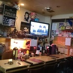 友家 - 見ていて飽きない店内