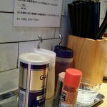 麺屋一燈 - 卓上調味料。