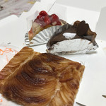 スワベ洋菓子店 - アップルパイ（手前）とフルーツタルトタルト（左奥）とショコラ系（右奥）