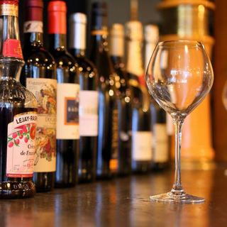 とことん仕入れにこだわったワインは、常時20種類以上と豊富◎