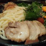 本場讃岐うどん 麺工房 笑門 - 塩豚と青空サラダぶっかけ