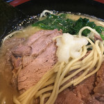 ラーメン独歩 - 麺が太いやろ〜
      すりニンニクを投入