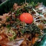 だいにんぐ とっ鶏 - 赤玉ネギサラダ。