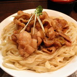 魁 肉盛りつけ麺 六代目 けいすけ 湯島店 - 麺の上に豚ばら肉がのっています