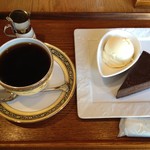 ビーンズ喜多見 - ガトーショコラのアイスクリーム添えセット　７８０円