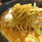 八味一心 - 辛みそラーメン 麺リフト