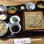 蕎麦切 ゆる里 - 辛みそば定食￥１，３００、左側中央に有る白いのが辛み大根です。