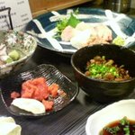 まんねん食堂 - カウンターに並ぶ旨い料理