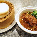 愛群 - 愛コースの、牛バラ煮込みとハナマキ