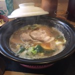 ラーメン猪太 - 豚骨醤油ラーメン、土鍋にて提供