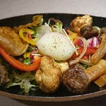 コモドス タツヨシ - 砂ズリと温玉のサラダ