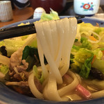 味の民芸 - 麺は平打ち中太麺…うどんやけど(o^^o)
麺は美味い