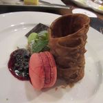 Volando Taipei Urai Spring Spa & Resort - 
            デザートはチョコレートカンノーリ、筒状にされたチョコレート菓子です、マカロンが添えられて豪華さを倍増させてました。
            