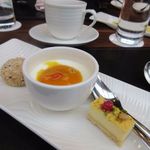 Volando Taipei Urai Spring Spa & Resort - 先ずはパンナコッタ等の茶菓子を楽しんだ後、素晴らしいチェロの演奏を聞いてディナータイムの始まりです。
      