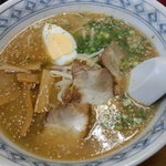 大八ラーメン - ラーメン５００円 ﾊﾞﾘｴｰｼｮﾝに富んだﾄｯﾋﾟﾝｸﾞが500円とは思えない！