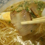 大八ラーメン - ﾁｬｰｼｭｰは小振りな豚ﾊﾞﾗ肉で味付けしっかり。八角がｸｾか？