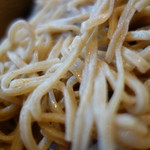 Maruyoshi - 乱切りの手打ち蕎麦、麺線はやや弱いが香りはあります