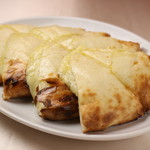 インド・ネパール創作料理 スリスティ - チーズナン