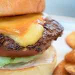 Reg-On Diner - チーズバーガー@税込1,050円：良心的に思える価格設定。カブりつく寸前に鼻腔を包むバンズの香ばしさと、チーズの薫りがいい。前回訪問時よりも、全体のバランスの良さが感じられた。