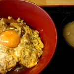 激安食堂 小林屋 - 玉子丼(サービスの生たまごをのせた)