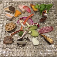 リナシメント - 【アペタイザー】
                インサラティッシマ リナシメント
                旬のお野菜を中心とした20数品目前菜盛り合わせ。