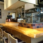 たん焼 BAN - 入り口入ってすぐ、檜のカウンター。店長との会話も弾みます！