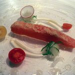 ル・ジュー・ドゥ・ラシエット  - 38℃で火を入れたサーモンのコンフィ　レモンとアーモンドの香り