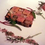 ル・ジュー・ドゥ・ラシエット  - 庄内産赤葱とフォアグラのモザイク