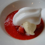 ピパ・ブルー - 冬採り苺のスープ仕立て　さっぱりとした白ワインのエマルジョンで　バニラな香りをとじ込めて