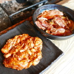 ろばたやき山ろく - 左ホルモン、右地鶏タレ焼き