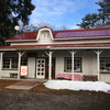 赤い屋根の喫茶店 駅舎