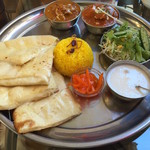 INDIAN OVEN - コンビカレーセット 990円(税込)+チーズナン変更+200円