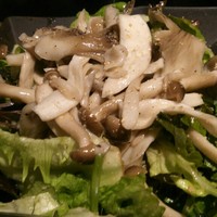 焼肉 にくなべ屋 神戸びいどろ 北野坂店 - キノコ炒め