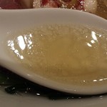 スープは透明な黄金スープ。