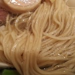 饗 くろ喜 - 麺は全粒粉入りで加水率は低め。