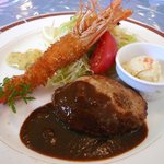 洋食舎けやき - Bランチ1100円　仰向けのエビフライが可愛いです♪