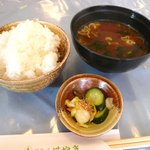 洋食舎けやき - ごはん、赤だし、お漬物