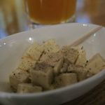 明石麦酒工房 時 - チーズの黒こしょうまぶし