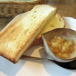 ジャム cafe 可鈴 - パンでいただきました。今日の手作りジャムはリンゴです。