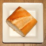 アトリエドアイ - ランチコース 3456円 のパン
